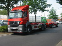 Nutzfahrzeuge, Anhänger und Zugmaschine für den Containertransport Mercedes Actris für ein Entsorgungsunternehmen im Emsland
