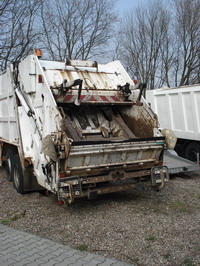 Müllabfuhr Fahrzeug für sperrige Müllgüter mit Presse